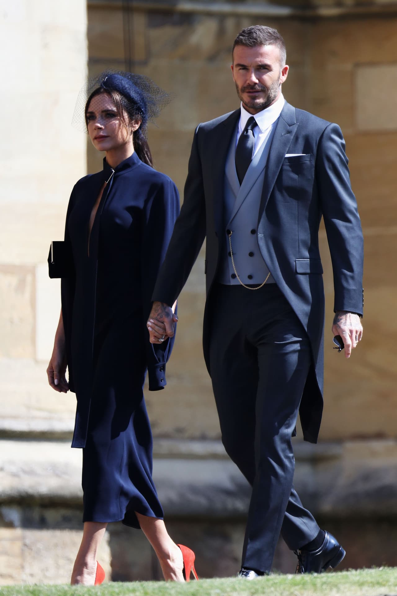 David y Victoria Beckham forman una de las parejas más conocidas en el Reino Unido y llegaron muy puntuales al Castillo de Windsor. Ella vistió un modelo azul de su propia firma.