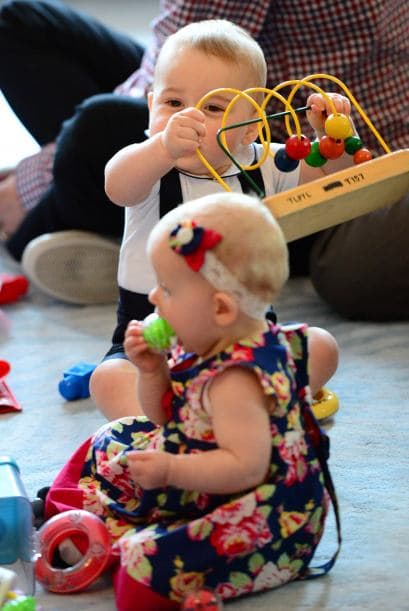 Y como los bebés no saben de títulos nobiliarios, 'little George' se divirtió de lo lindo, como un niño cualquiera.