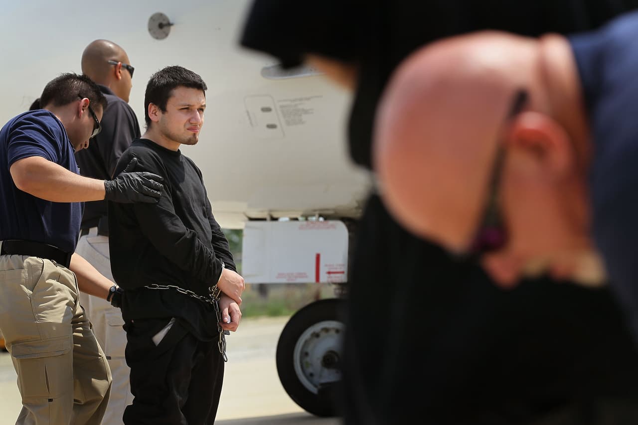 Si el indocumentado regresa de manera ilegal después de una deportación le pueden imponer cargos federales, además no tiene derecho a ver a un juez, y se le castiga con 20 años sin poder entrar al país.