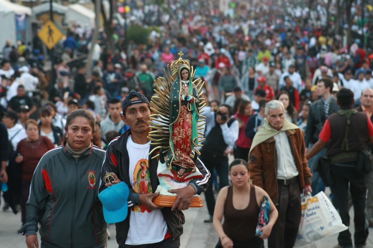 "El Señor nos envía a la Virgen, con palabras cariñosas pero no menos exigentes, para darnos cuenta de que si necesitamos algo más ella estará dispuesta a ayudarnos", dijo el rector a los fieles congregados en el santuario, ubicado en el norte de Ciudad de México.