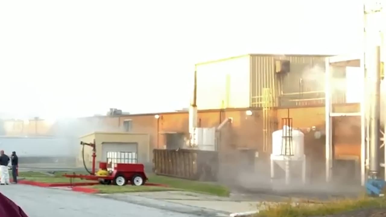 Los funcionarios dicen que el laboratorio fabrica productos químicos para piscinas, que son extremadamente inflamables y peligrosos para los humanos.