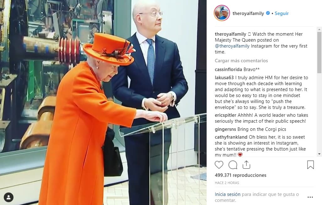 La reina arrancó los aplausos de los asistentes al Museo de Ciencia luego de que tocó la pantalla de un iPad y se publicó la imagen en la red social.