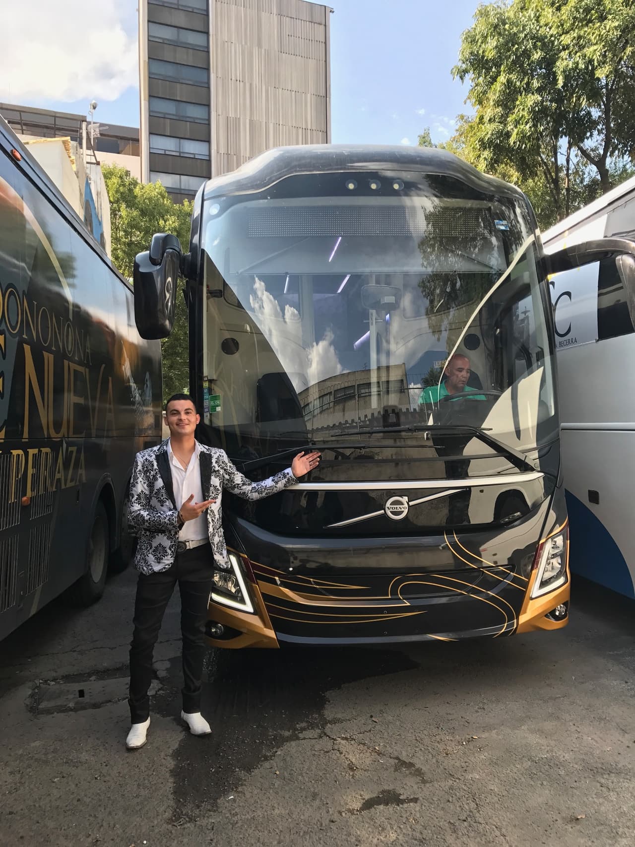 En aquella ocasión César Navarro, vocalista de la banda, llorando subió un video en el momento que su camión rojo se incendiaba. Hoy, a nueve meses del incidente, él mismo nos 'presumió' el nuevo 'juguetito' de Tierra Sagrada.