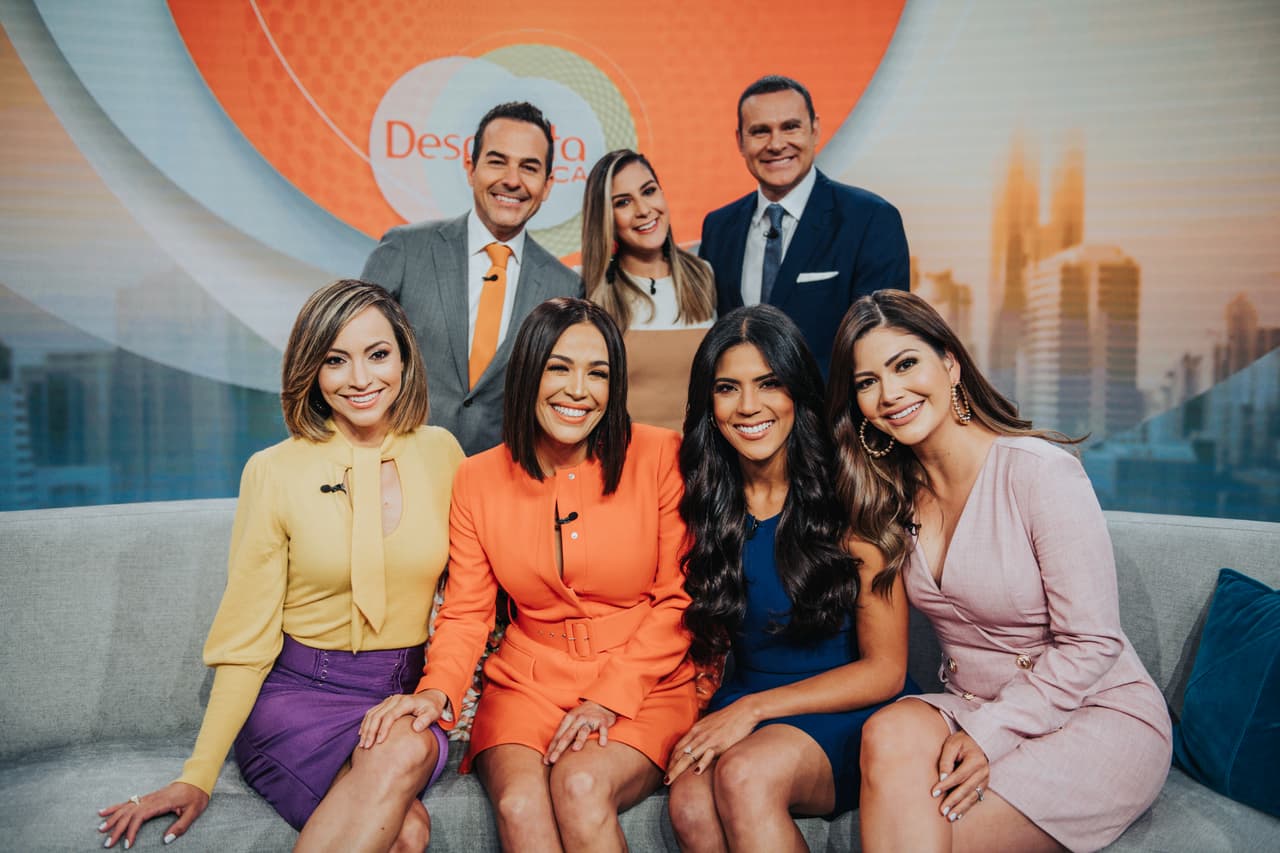 Muy sonrientes todos posando para las fotos de un día que llevaremos guardados en el corazón.