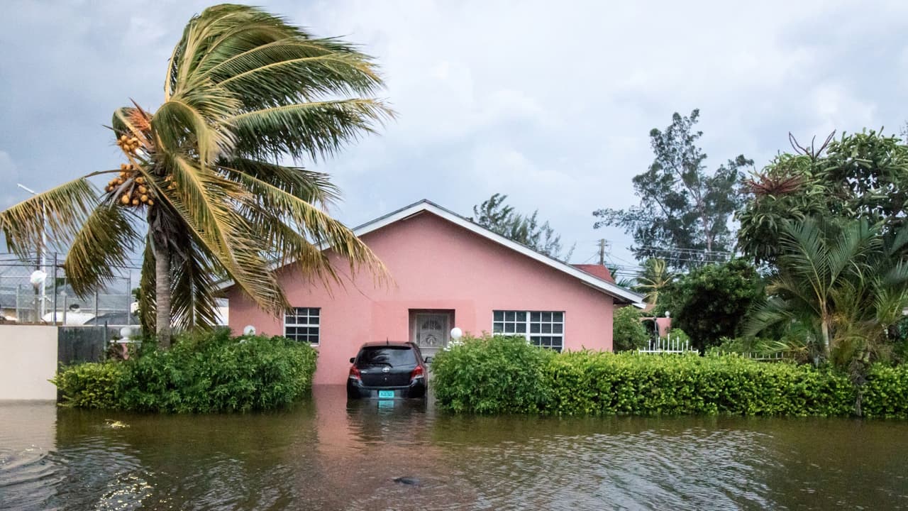 Marejadas ciclónicas amenazan la costa de Georgia y las Carolinas aunque Dorian no toque tierra