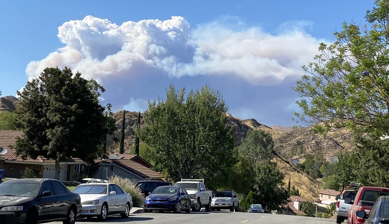 El departamento del Alguacil del Condado de Los Ángeles emitió 
<b>órdenes de evacuaci´on en la zona de Lake Hughes Road al oeste de Pine Canyon Road y al sur de Dry Gulch Road. </b>Un centro de evacuación se abrió en Highland High School ubicada en el 39055 25th Street West.