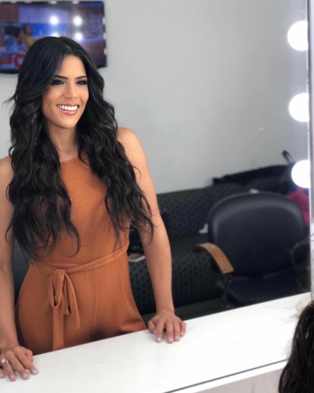 Cerca de las 5:00 am la conductora ya se encuentra en el estudio preparando su cabello y maquillaje para salir a cuadro.