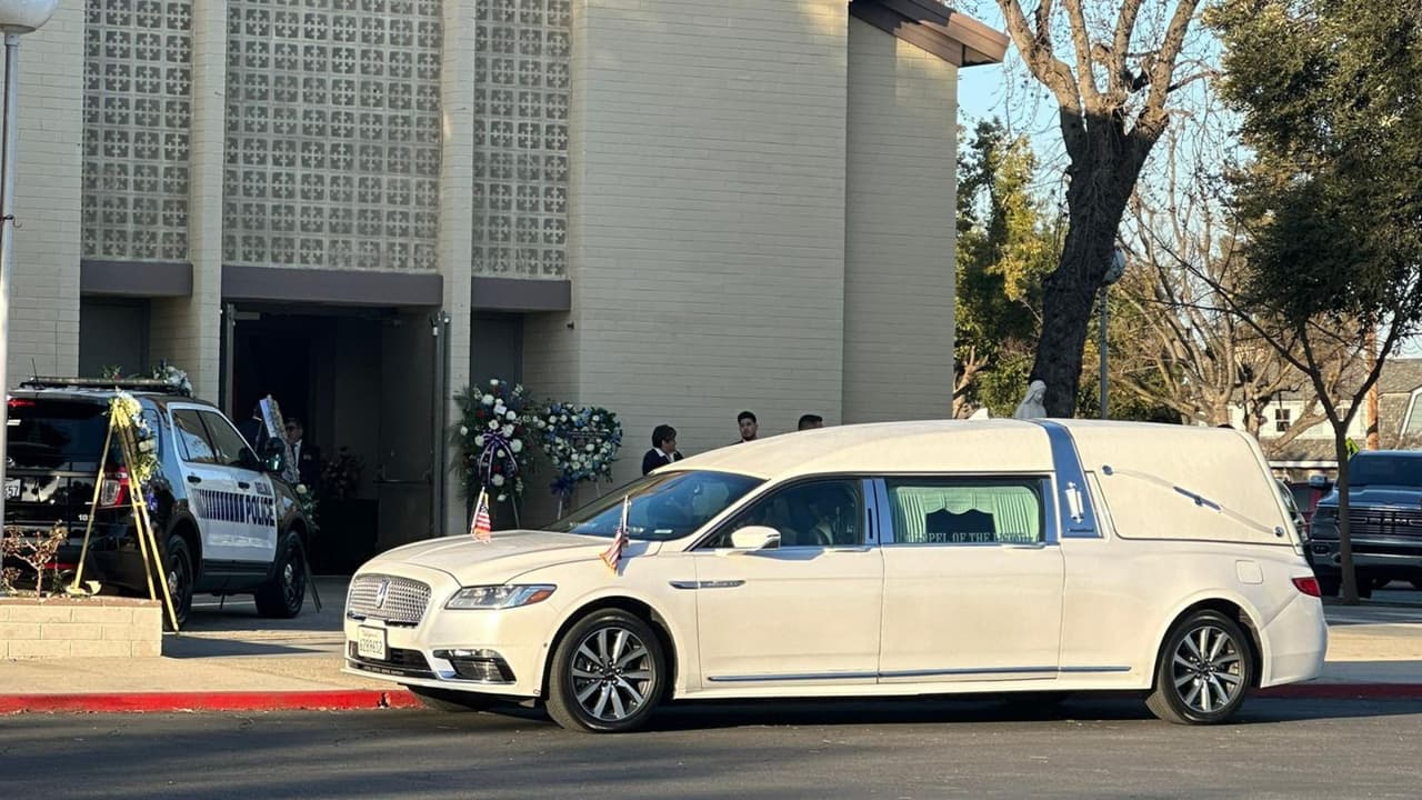 El vehículo ya era esperado en la iglesia de St. Joseph por familiares y compañeros de trabajo de Gonzalo.