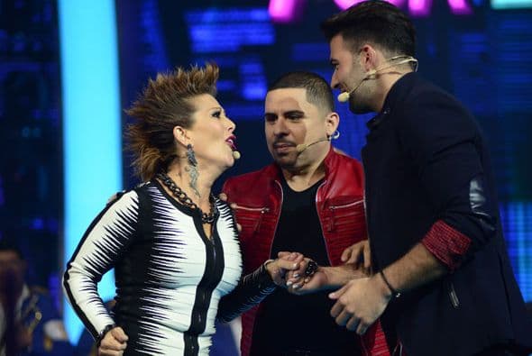 Larry invitó a Jencarlos al escenario para que siguieran jugando.