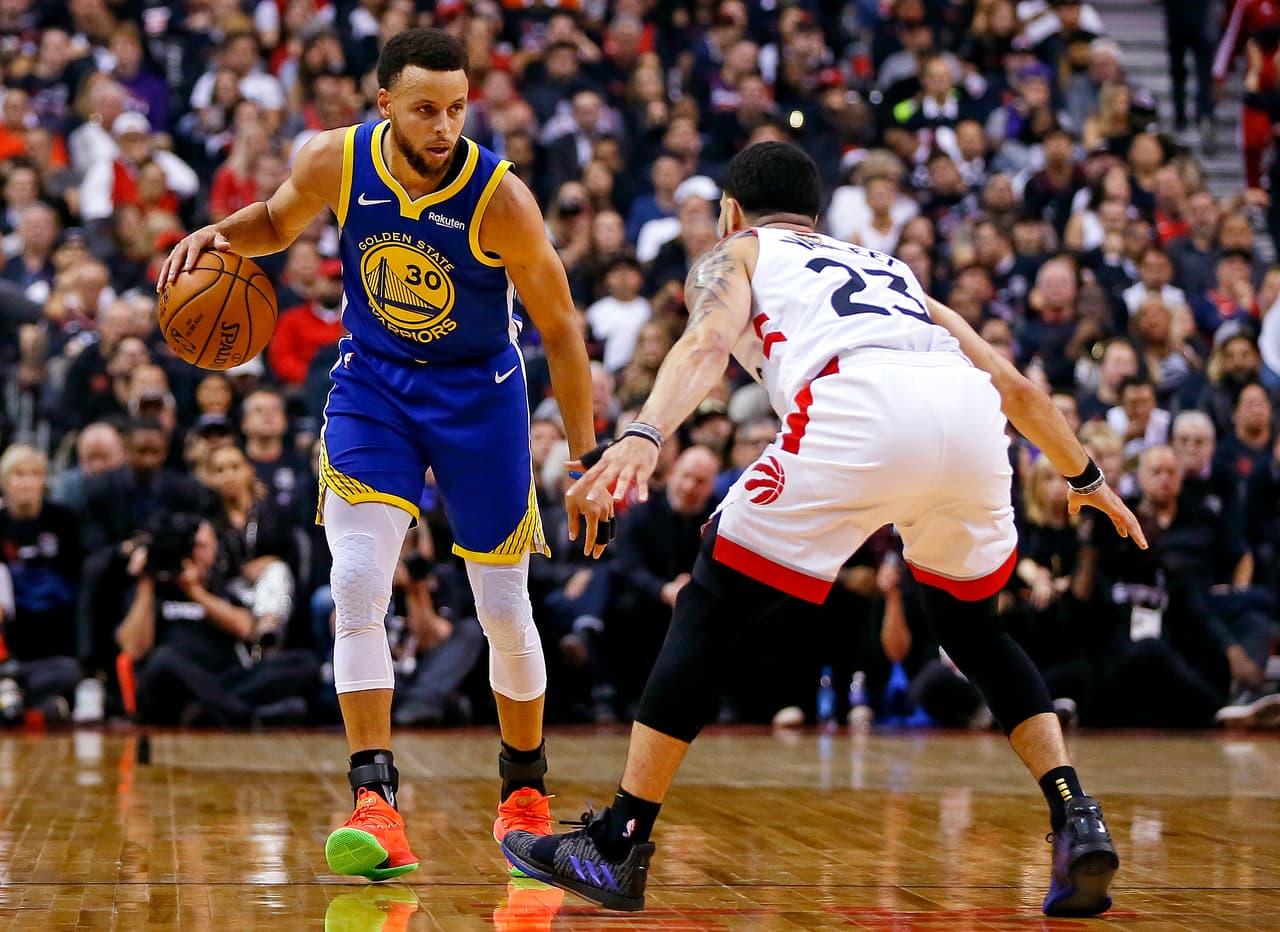 Stephen Curry regresó en el segundo periodo pero apenas pudo producir dos unidades en todo el cuarto, luego de destaparse con 11 en el periodo inicial