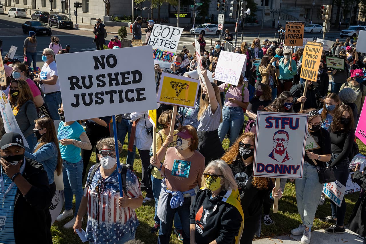 Durante el encuentro en la capital, los organizadores
<b>exhortaron a acudir a las urnas este 3 de noviembre. </b>La presidencia de Trump "empezó con mujeres marchando y ahora va a terminar con mujeres votando", aseveró la directoria ejecutiva de la
<a href="https://www.univision.com/temas/la-marcha-de-las-mujeres">Marcha de las Mujeres</a>, Rachel O’Leary Carmona. La
<a href="https://www.univision.com/noticias/la-marcha-de-las-mujeres/las-mujeres-contratacan-lo-que-comenzo-como-una-marcha-hoy-es-la-fuerza-politica-mas-importante-del-pais">primera iniciativa de este tipo</a> ocurrió al día siguiente de la inauguración de Trump en enero de 2017 y logró reunir a millones en múltiples ciudades del país.