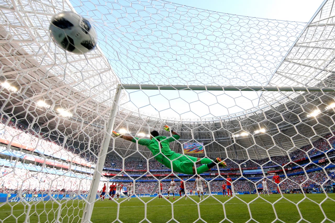 El balón pasó con potencia y elegancia por encima de los ticos para la impotencia de Keylor Navas.