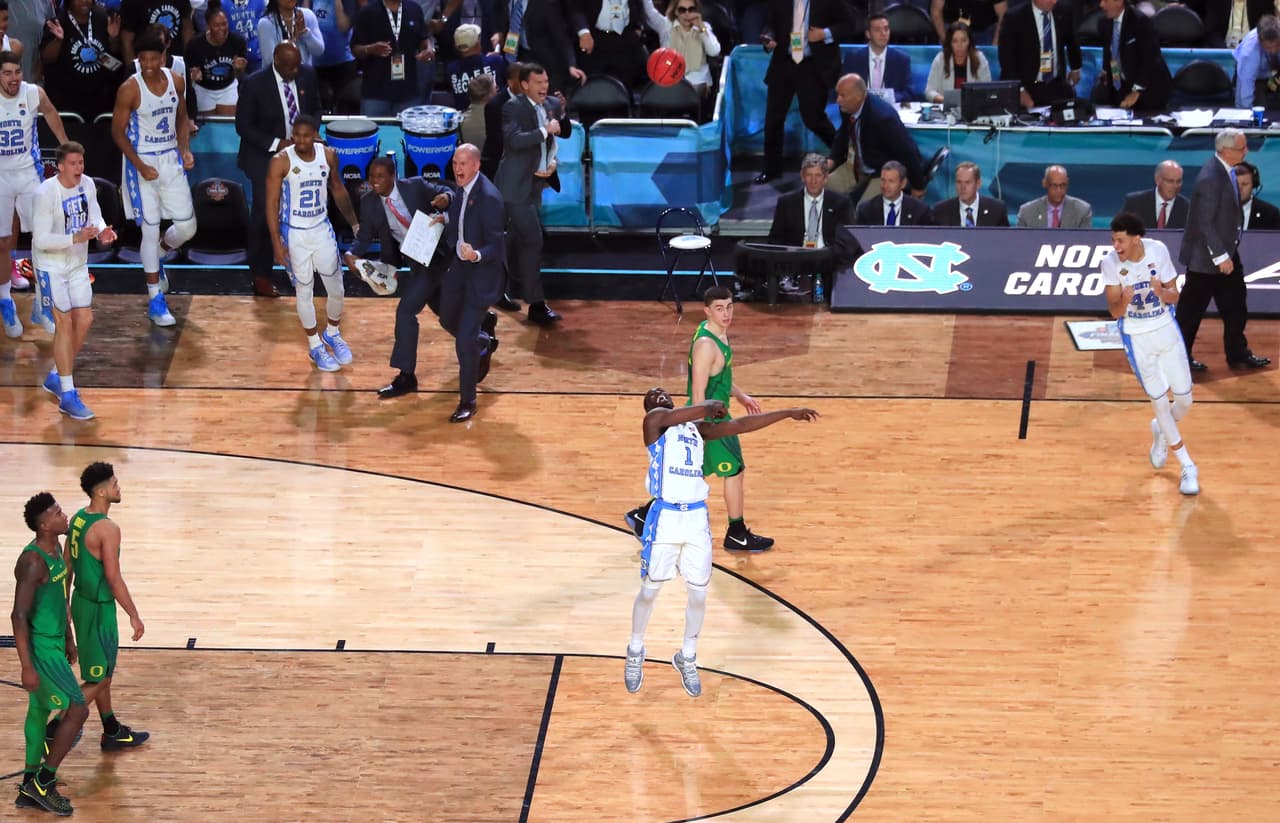 Con apenas un punto a favor y con el tiempo cumplido, North Carolina Tar Heels entró en una fiesta eufórica al verse finalista.