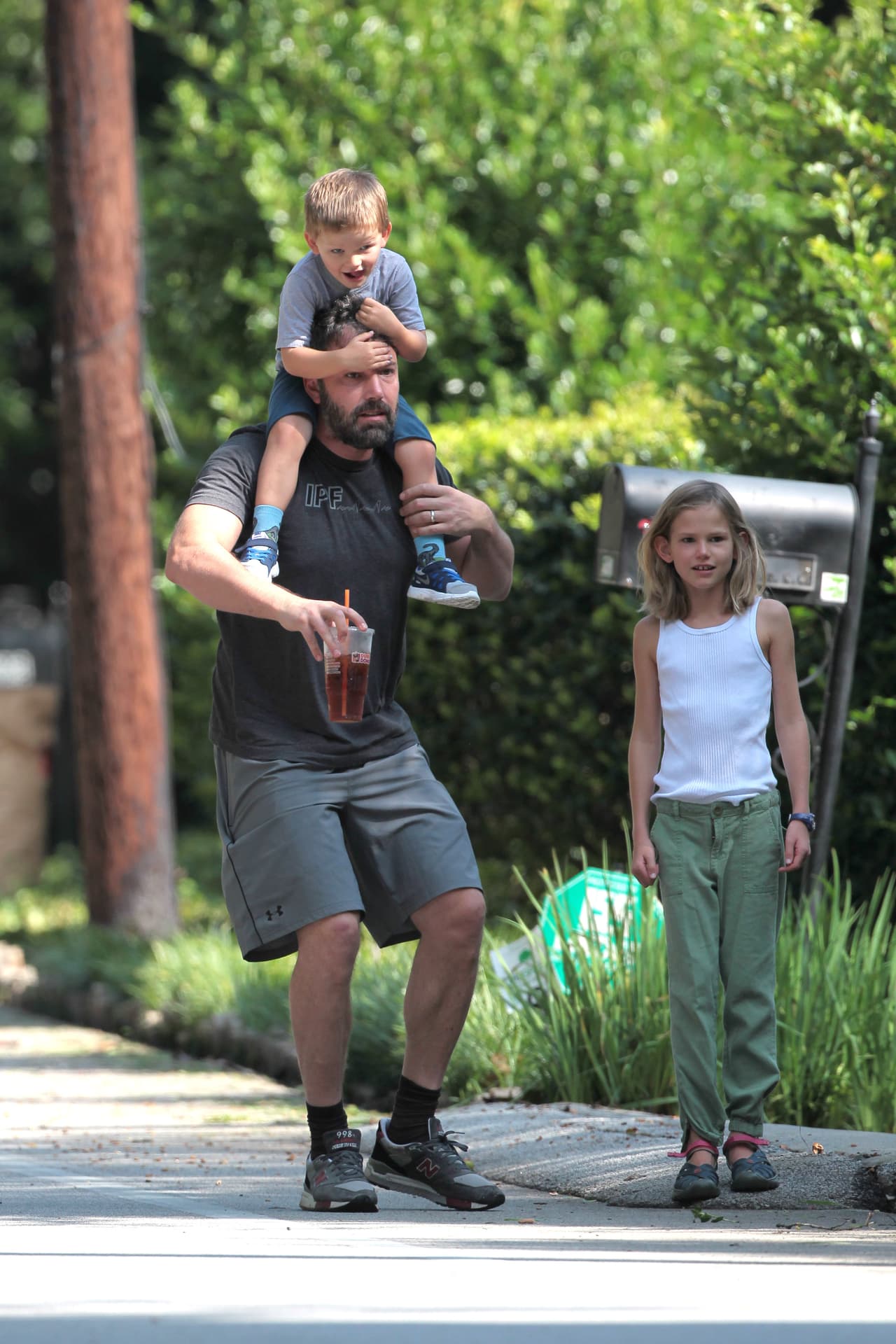 Así pasearon Ben y Jennifer Garner en familia hace unos cuantos días.