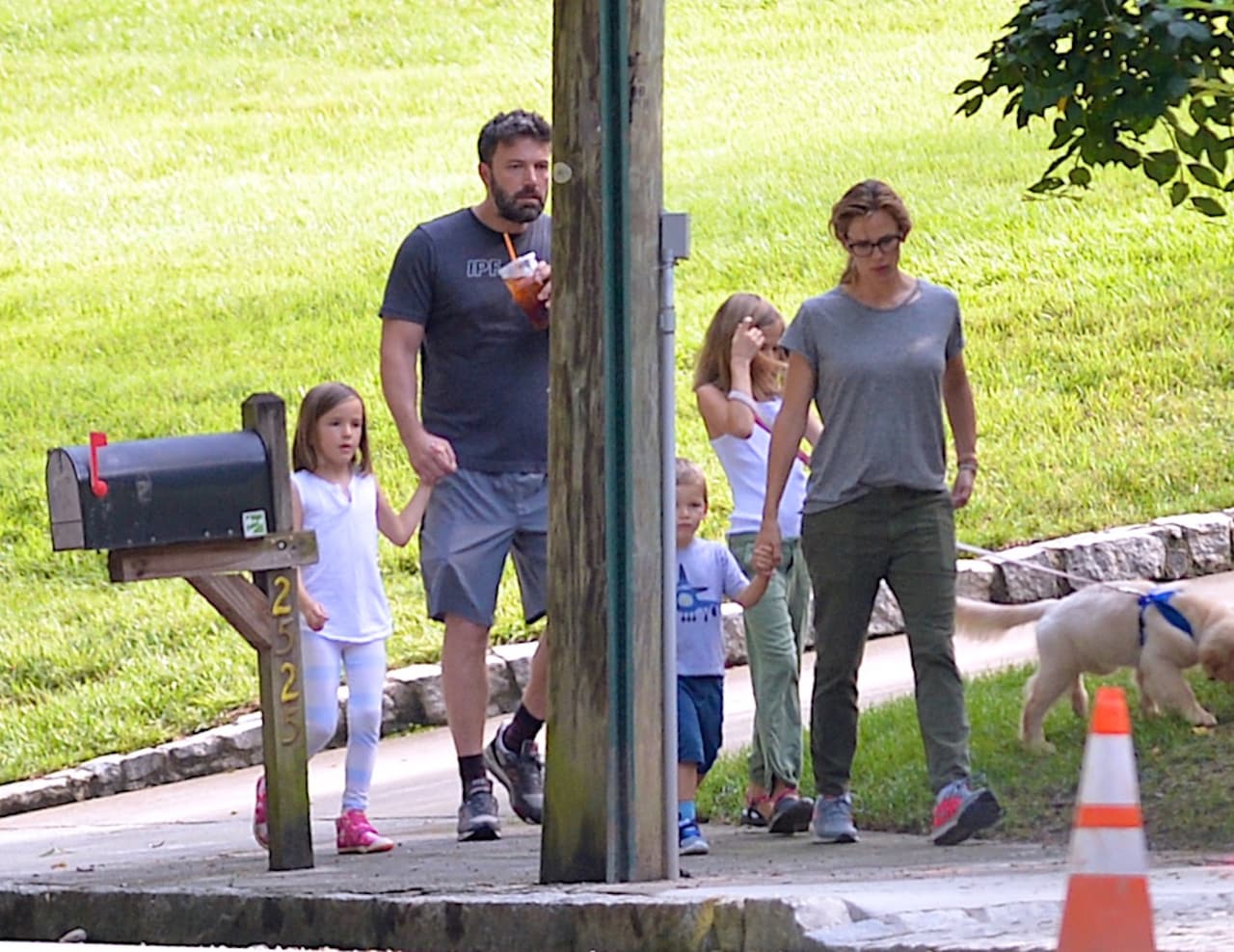 Así pasearon Ben y Jennifer Garner en familia hace unos cuantos días.