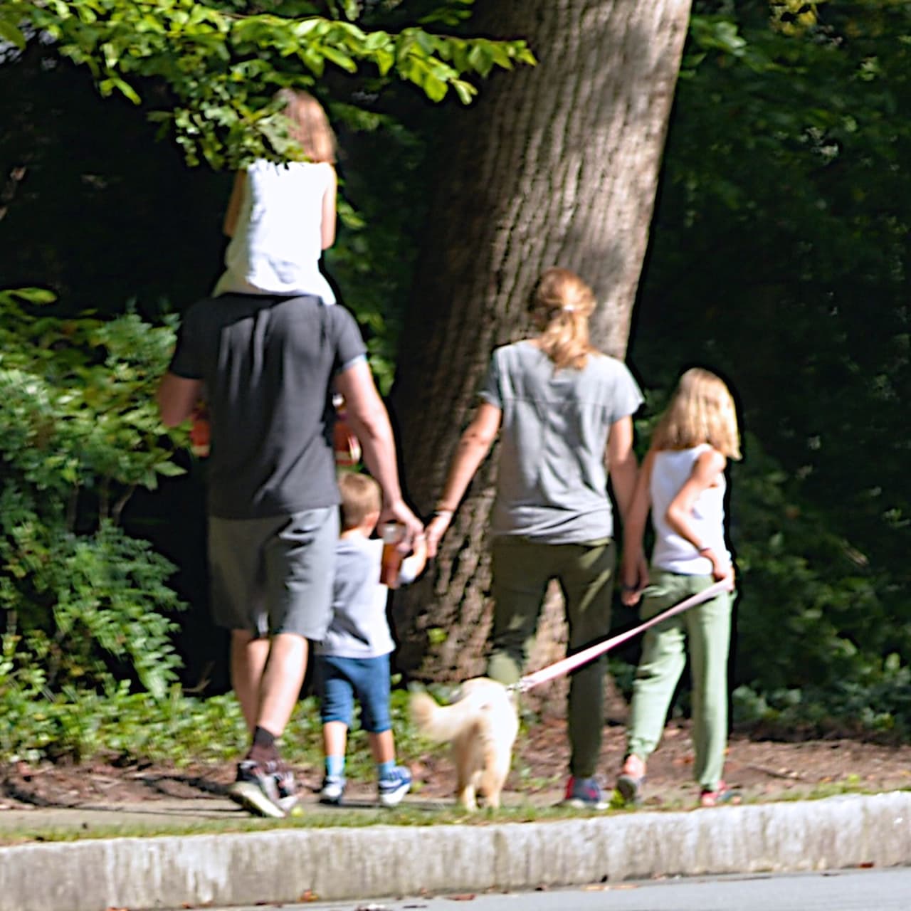 Así pasearon Ben y Jennifer Garner en familia hace unos cuantos días.