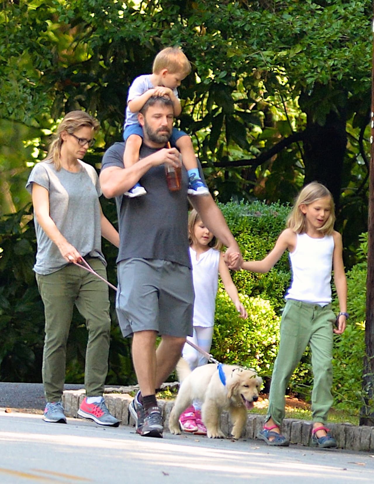 Así pasearon Ben y Jennifer Garner en familia hace unos cuantos días.