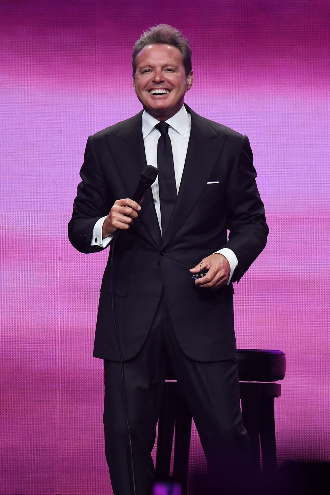 En esa misma entrevista, la ganadora del tercer lugar de Mira quien baila 2012 relató cómo conoció al cantante.