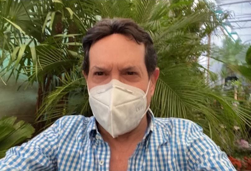 "Yo no hice nada malo,
<b>no cometí ningún delito</b>, fui a ponerme la vacuna y
<b>con mi <a href="https://www.youtube.com/watch?v=8_7nnSq3bW8" target="_blank">pasaporte mexicano</a></b> me la puse, ni siquiera llevé algún papel que me involucre en algún delito o alguna cosa, nada", explicó al periodista Edén Dorantes.
<br>