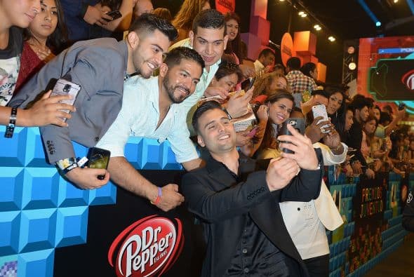 Nos encantan los selfies. We can't get enough of them! Y si no, pregúntenle a los que desfilaron la alfombra de Premios Juventud.