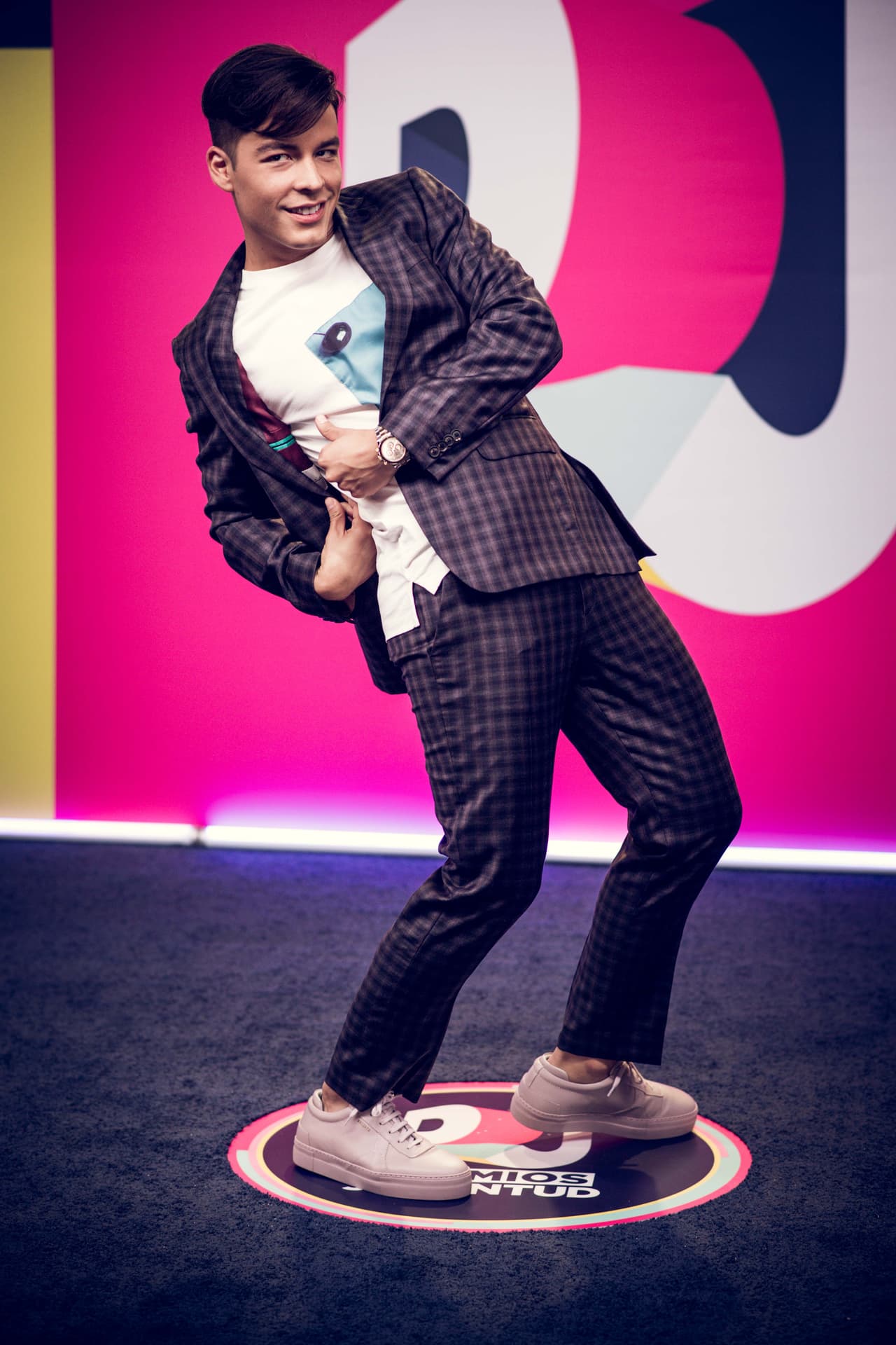 El host de Premios Juventud 2018, Manolo González Vergara nno se quedó atrás y llegó a la gala con estos sneakers de piel Axel Arigato grises que combinaban a la perfección con su traje a cuadros del británico Paul Smith y su playera estampada.