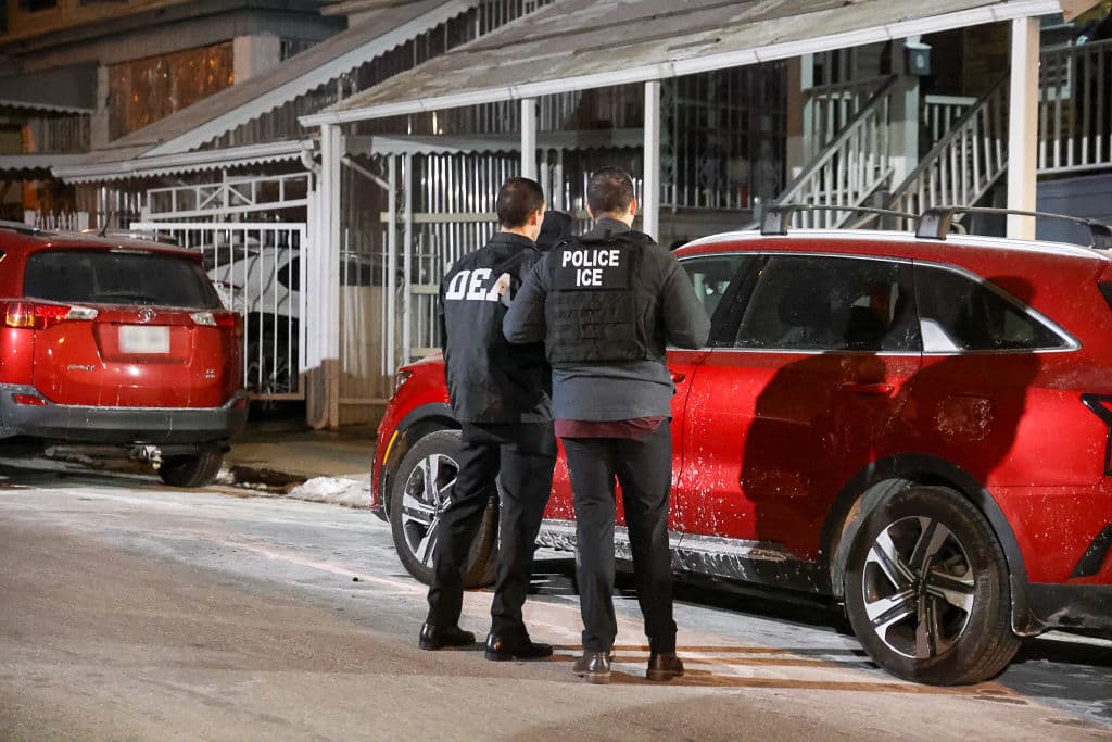 La nueva directiva federal elimina protecciones que tradicionalmente impedían a ICE realizar operativos en lugares considerados sensibles, donde los inmigrantes acuden a buscar servicios básicos y asistencia.