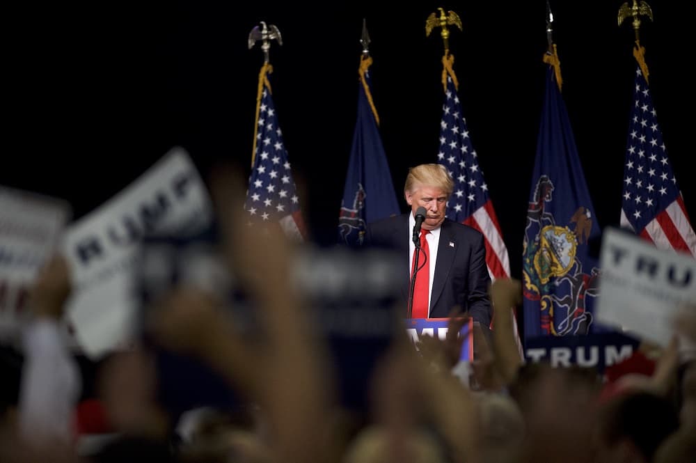 Trump quiere lucir más 'presidenciable' pero Clinton no lo deja