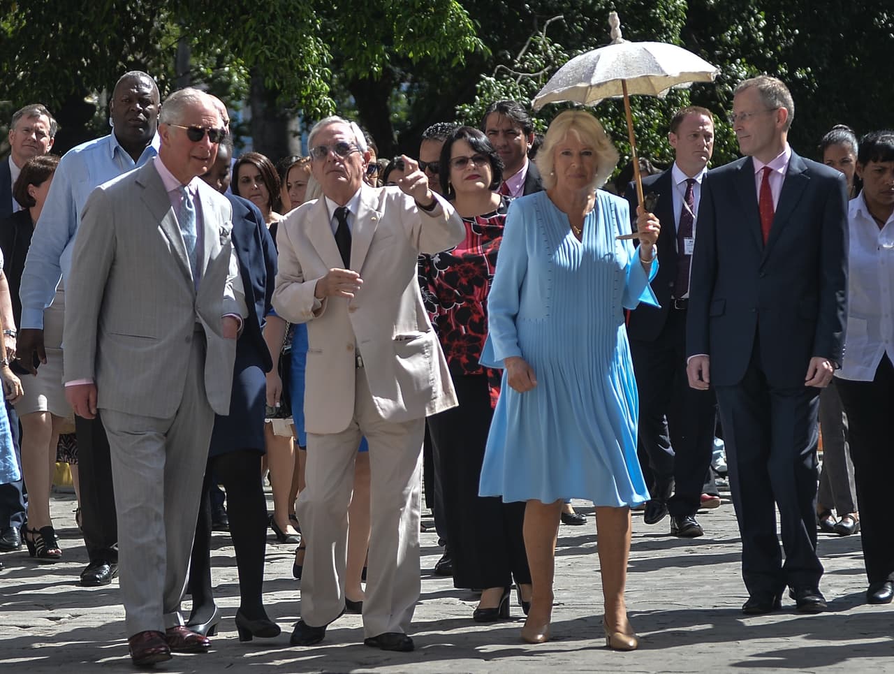 Este lunes, Carlos y Camila pasearon por La Habana Vieja, mientras los cubanos reclamaban que visitaran otras zonas en donde aprecieran la realidad que se vive en la isla.