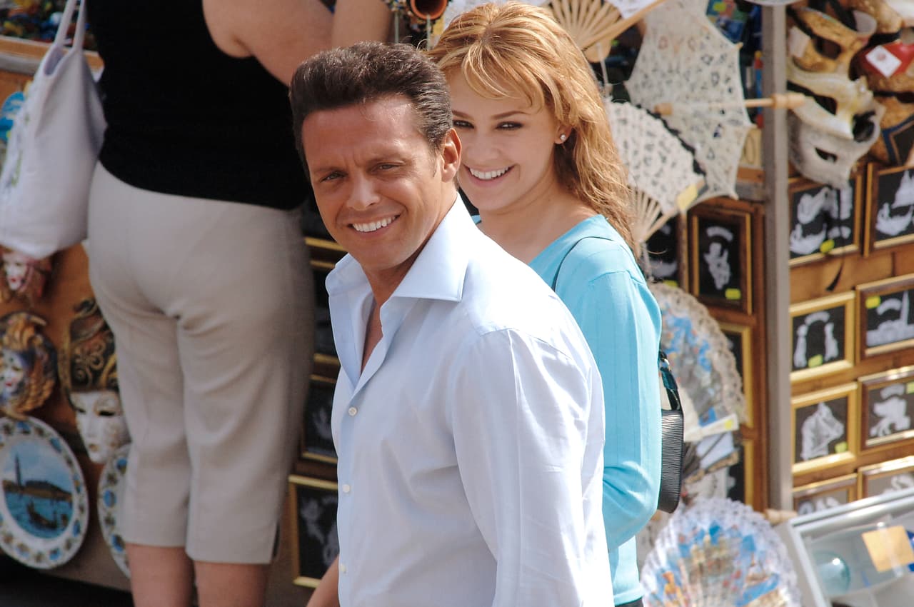 En el año 2005 ocurrió un cambio en la vida de 'Micky'. En marzo de aquel año conoció a la actriz 
<b><a href="https://www.univision.com/entretenimiento/celebridades/aracely-arambula-tiene-mucho-que-decir-de-luis-miguel-pero-aclara-por-que-no-lo-hace-fotos" target="_blank">Aracely Arámbula</a></b> y desde entonces mantuvieron una relación que se hizo pública. 
<br>