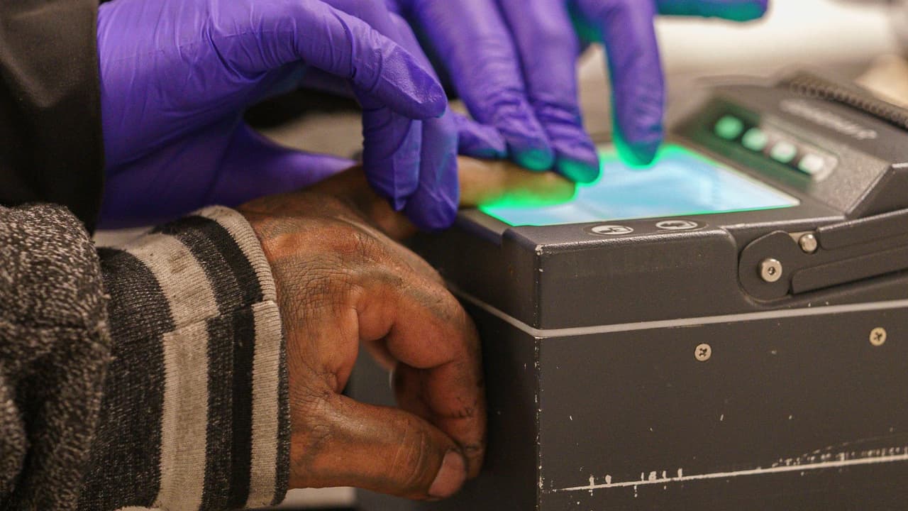 <h3 class="cms-H3-H3">Por qué estos datos importan</h3> En Texas, el sistema migratorio 
<b>opera en gran parte desde las cárceles locales.</b> 
<br>👉🏻 Más 
<i>detainers</i> significan 
<b>más puntos de contacto entre policía local e ICE</b>, y más personas que entran al sistema migratorio sin haber sido condenadas por un crimen. 
<br>Entender cómo funciona es el primer paso para saber
<b> qué puede pasar cuando alguien es detenido, incluso por algo menor.</b>