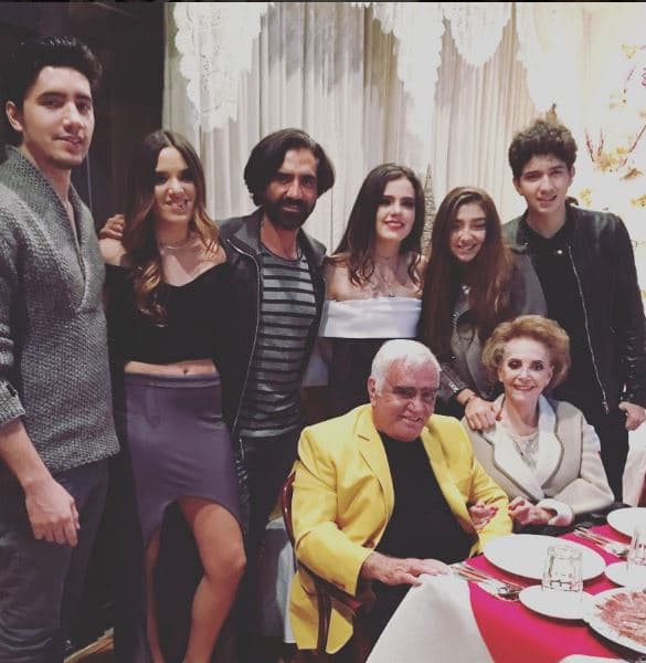 Alejandro Fernández tampoco tendrá más hijos, ya que desde el 2004 informó a través de un comunicado que se había hecho la vasectomía. ‘El Potrillo’ tuvo cinco hijos, tres de ellos con América Guinart y dos más con Ximena Díaz.