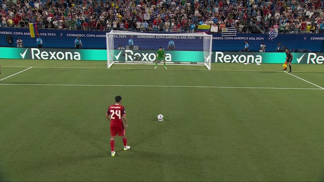 ¡GOL!  anota para Canadá. Mathieu Choinière