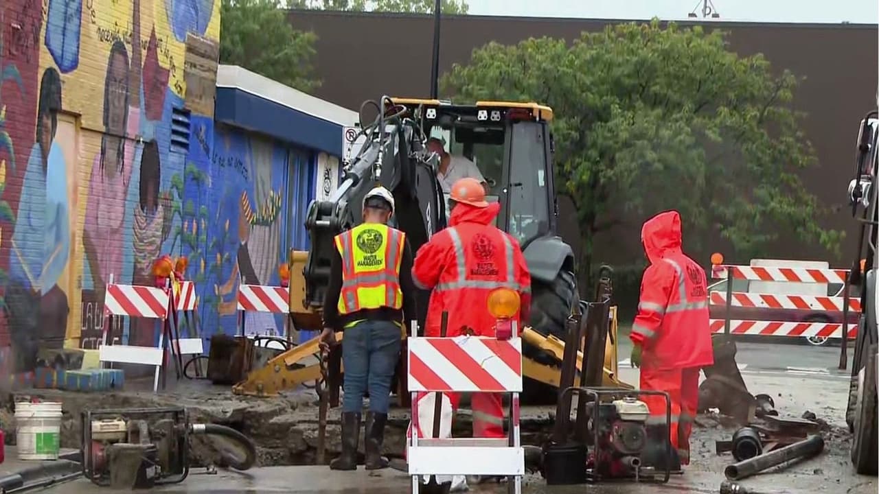 Tubería principal se rompe en Pilsen y obliga a algunos residentes a evacuar sus viviendas