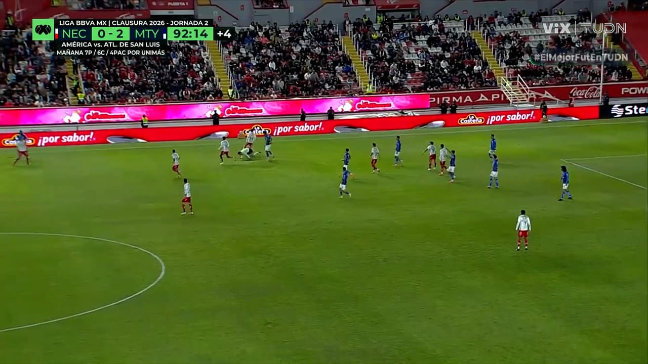 Árbitro de la Liga MX acaba en el pasto tras insólito choque