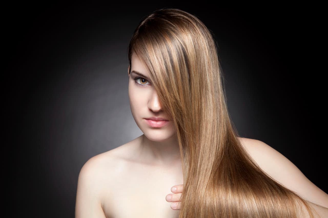 Pero si hay algo hipnótico para nosotras es cómo luce un cabello sano y hermoso en los comerciales de shampoo, y aunque no lo creas sí es posible tenerlo así de lindo, sin necesidad de que Selena Gomez te diga cómo hacerlo.