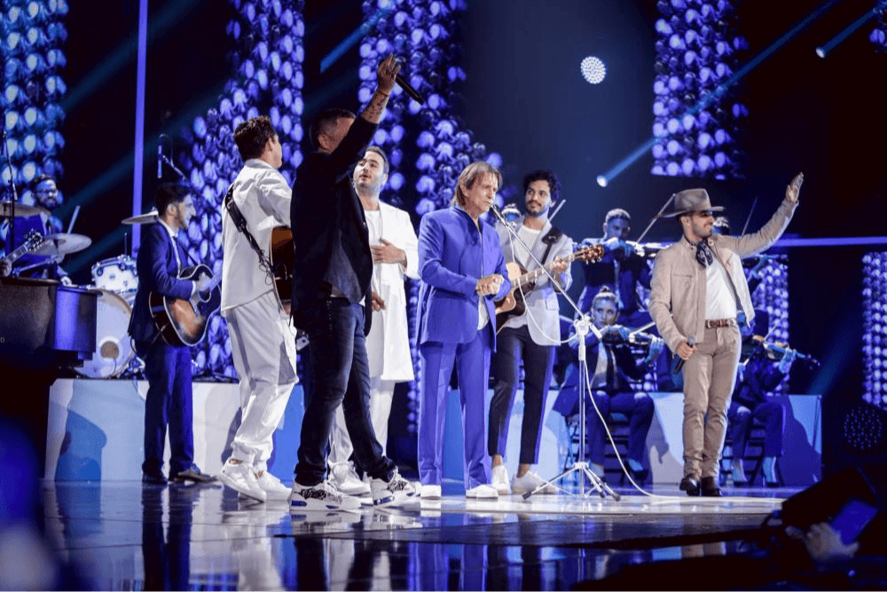 <b>2019</b>
<br>Uno de los momentos más emotivos de la trigésimo primera entrega de Premio Lo Nuestro fue cuando la leyenda viviente de la canción, Roberto Carlos, recibió un homenaje especial en las voces de Alejandro Sanz, Joss Favela y Reik, quienes cantaron su tema 'Un millo´n de amigos'.