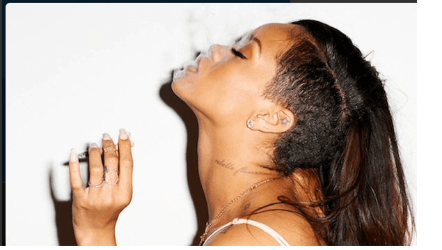 Y es que sabemos que el gusto de 'RiRi' por la marihuana es evidente.