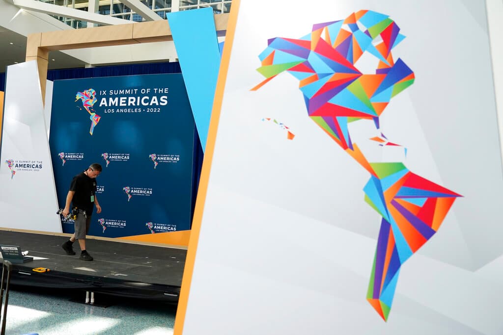 La IX Cumbre de las Américas se celebra en la ciudad californiana de Los Ángeles hasta el próximo viernes, aunque las sesiones plenarias con los líderes regionales se desarrollarán sólo a partir del jueves, según la programación del Departamento de Estado de EEUU.
<br>
<br>Esta es la primera vez que Estados Unidos acoge la cita continental desde su primera edición, que tuvo lugar en 1994, en Miami, durante el Gobierno de Bill Clinton.
<br>