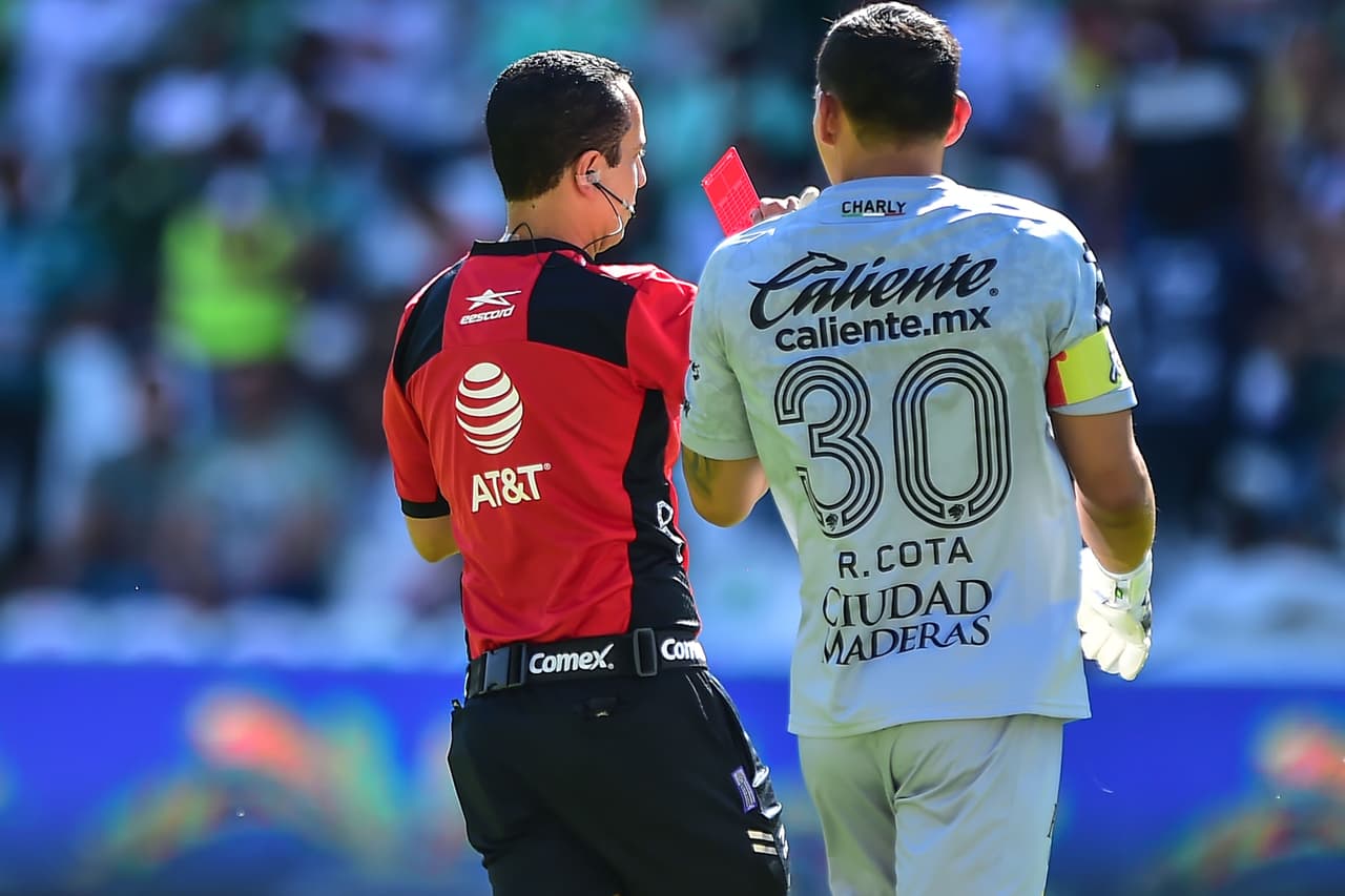 León inició su juego ante Puebla con el pie izquierdo al quedarse con 10 hombres a los 4 minutos tras la expulsión del juvenil Pedro Hernández por una entrada desmedida sobre Gustavo Ferraries.