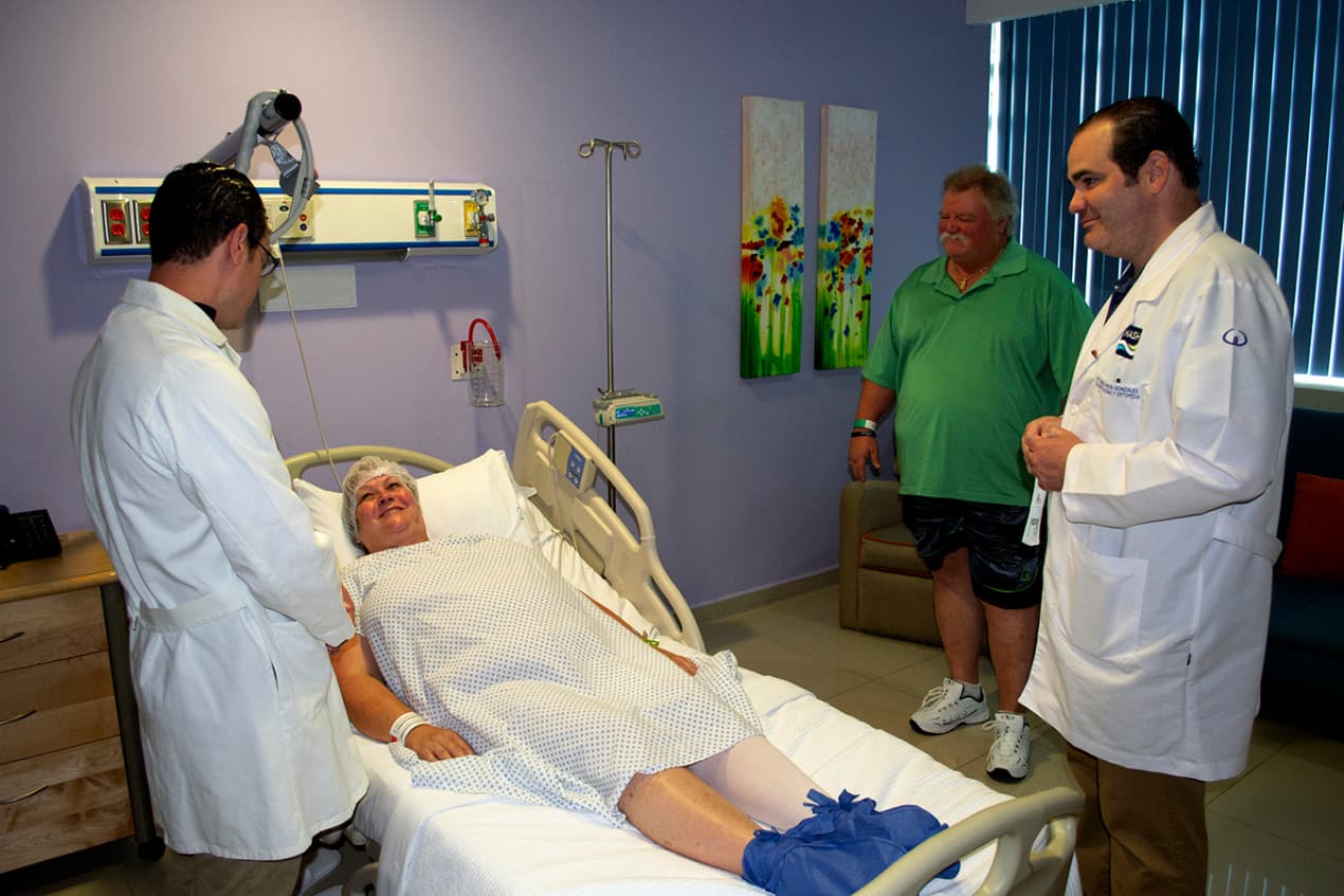 Para ahorrar dinero, pacientes y cirujanos de EEUU se encuentran en Cancún