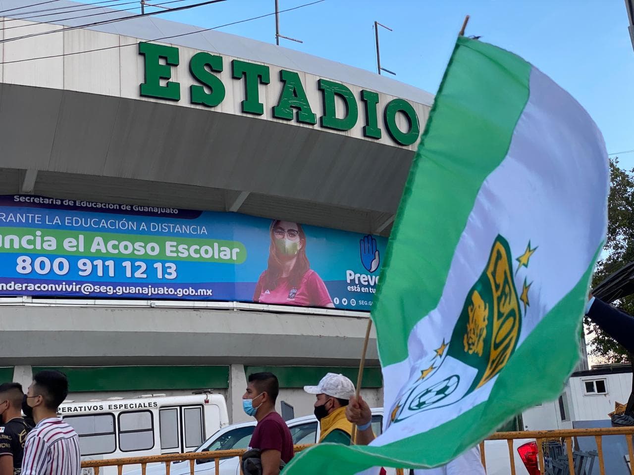 Las aficiones de los cuadros felinos acuden a las inmediaciones del estadio para recibir y apoyar a sus jugadores previo a la final de vuelta del Guard1anes 2020.