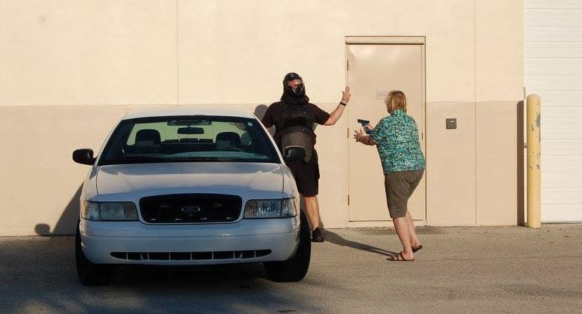 Imagen de una de las actividades de la policía de Punta Gorda con civiles.