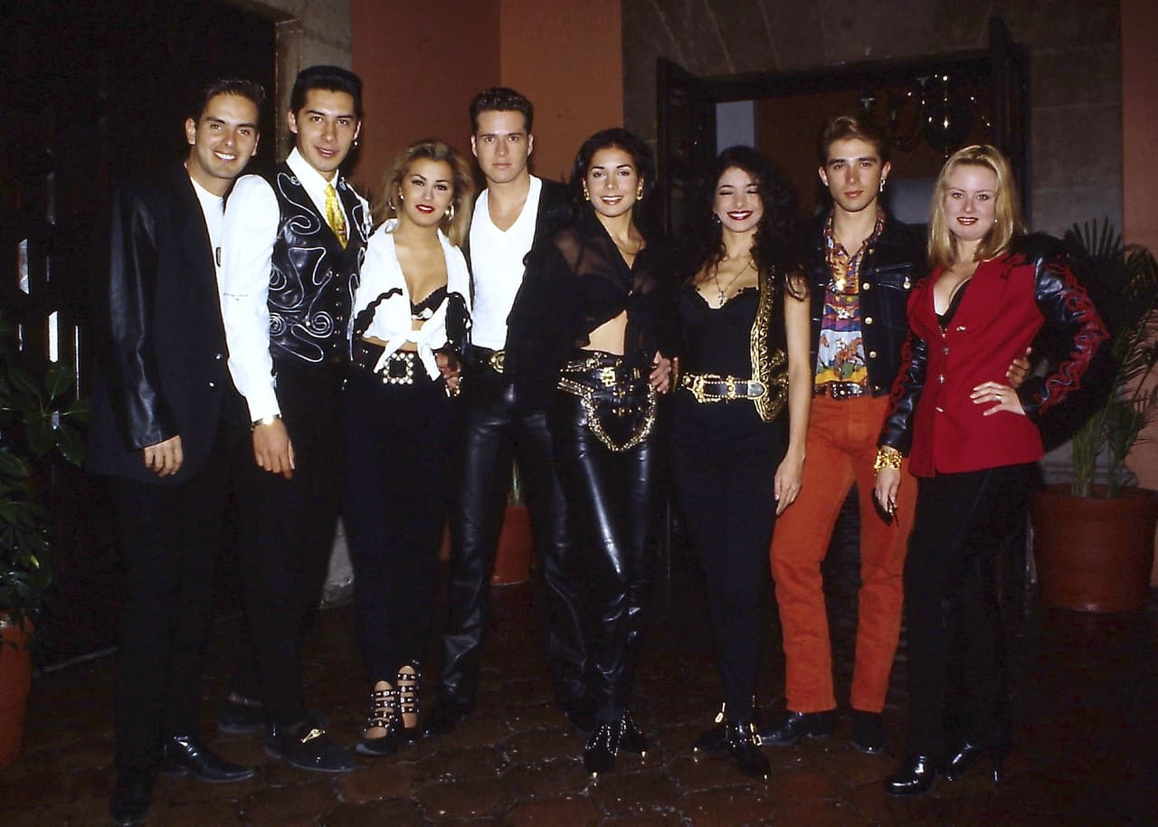 Él hizo parte del 
<b>Grupo Garibaldi</b> desde su formación en 1989, junto a Sergio Mayer, Paty Manterola, Pilar Montenegro, Charlie López, Luisa Fernanda Lozano, Víctor Noriega y Katia Llanos.