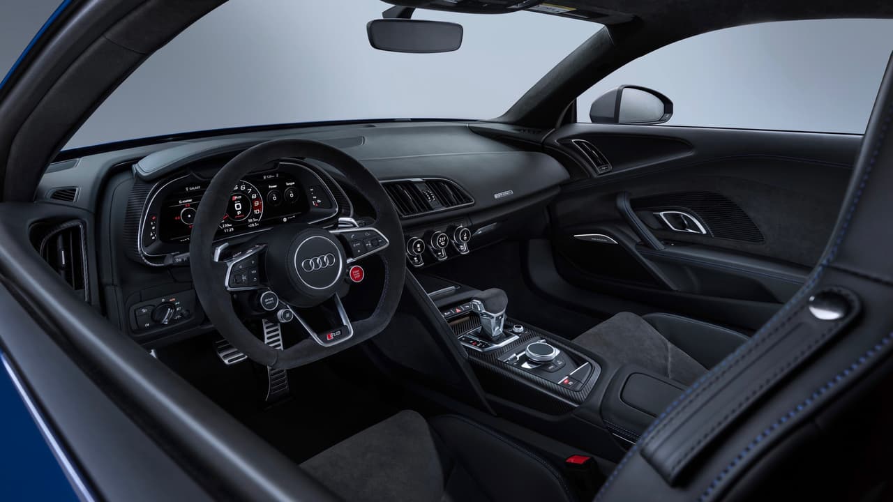 La cabina del Audi R8 2019 sigue siendo un lugar con un 
<b>fuerte acento en la conducción</b> donde todo el énfasis visual y práctico esta orientado hacia el conductor y donde cada línea comunica potencia y lujo.