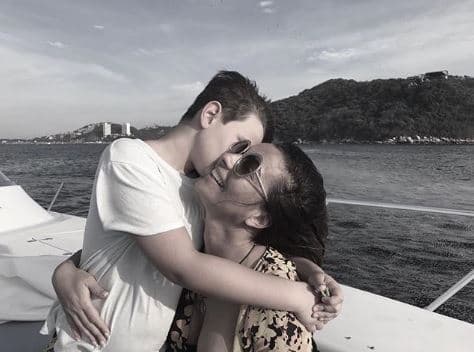 “Hoy en tu cumple se me vinieron 13 años de momentos increíbles, recuerdos, risas, aventuras, viajes y mil vivencias más que hemos caminado juntos”, es parte de lo que indicó.
<br>