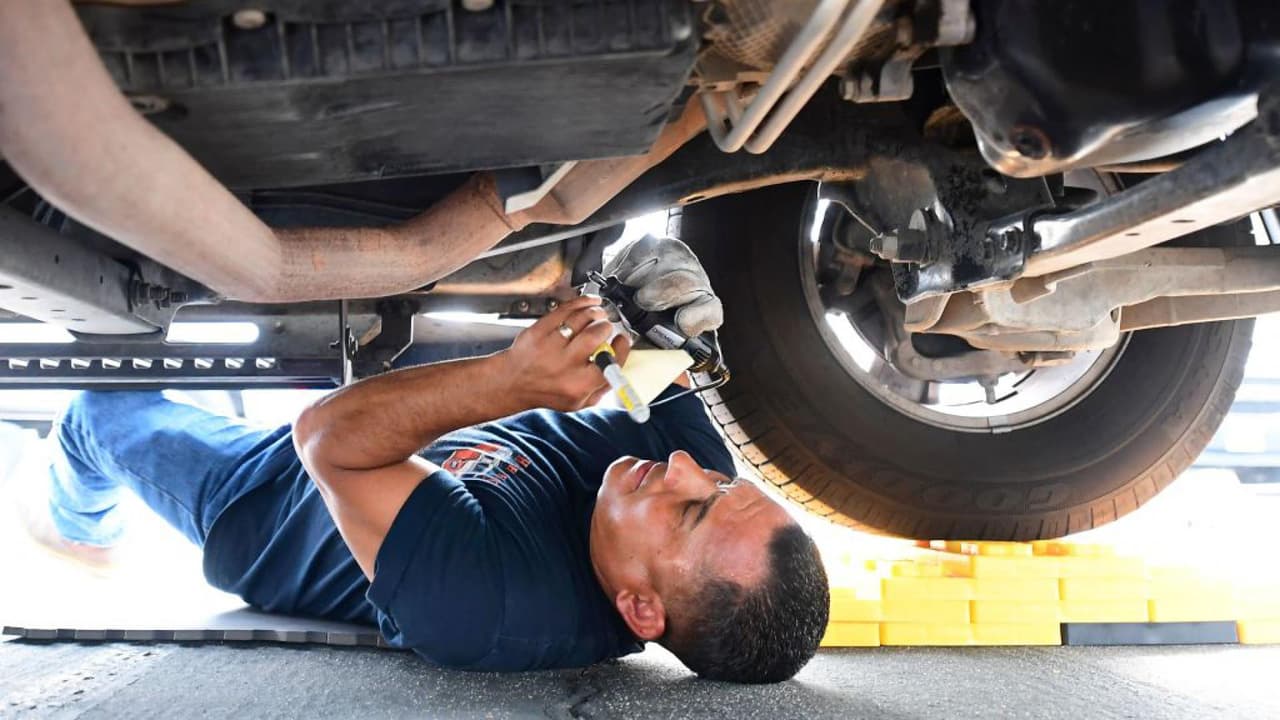 El catalizador o convertidor catalítico, componente principal del motor de combustión interna de un coche, es una de las piezas más codiciadas por los delincuentes. El mecánico Jesús Landa explica cómo pueden los propietarios de autos evitar convertirse en víctimas de este tipo de hurto.