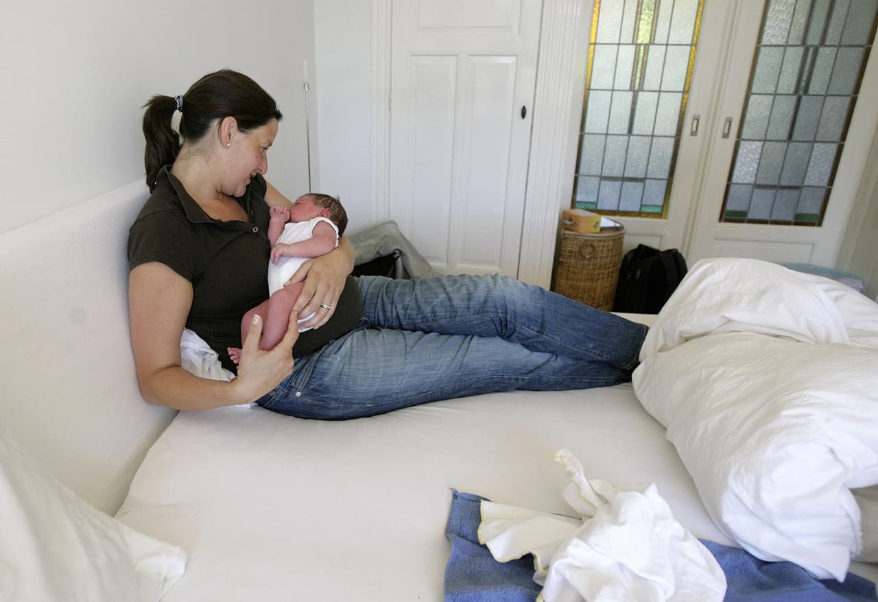 Según el doctor Jeffrey Colvin, de Children's Mercy Kansas City, si los padres deciden compartir su cama con el pequeño, deben considerar riesgos de asfixia que van más allá del simple intercambio de cama:
<b>"Significa no quedarse dormido accidentalmente con su bebé". </b>