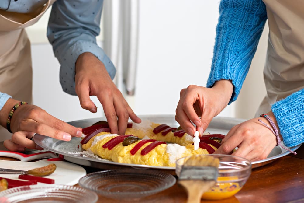 Y una de las tradiciones más lindas y esenciales de este día es que todos partimos la deliciosa Rosca de Reyes. Y, aunque hay infinitas variedades y otras que se ponen de moda (como la actual de ponerle un Baby Yoda en lugar del muñeco, por mencionar sólo una), es una historia muy interesante para compartir.