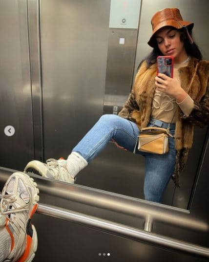 Mientras que este pequeño modelo de mano pertenece a la marca Loewe y se le conoce como 
<b>Puzzle Hobo</b>. Está valuado en más de $2,000 dólares y fue hecho con piel de ternera napa, adicionalmente, su característica principal es su silueta geométrica muy flexible y relajada.