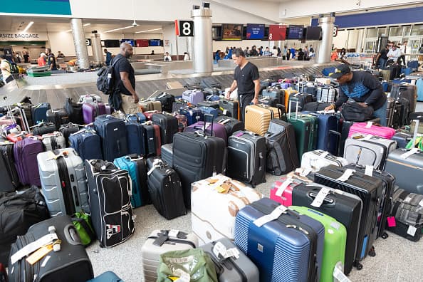 ATLANTA, GEORGIA - 22 DE JULIO: Pasajeros de Delta Airlines hacen fila para recibir asistencia de un agente en el Aeropuerto Internacional Hartsfield-Jackson de Atlanta el 22 de julio de 2024 en Atlanta, Georgia. Delta Airlines canceló más de 700 vuelos el lunes debido a la actualización del software Crowdstrike, lo que representa más de la mitad de las cancelaciones de vuelos en los EE. UU. (Foto de Jessica McGowan/Getty Images)